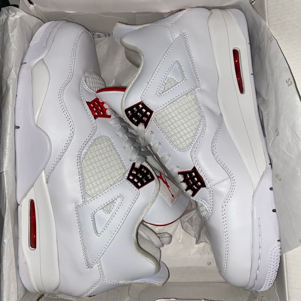 Air Jordan 4 metallic red